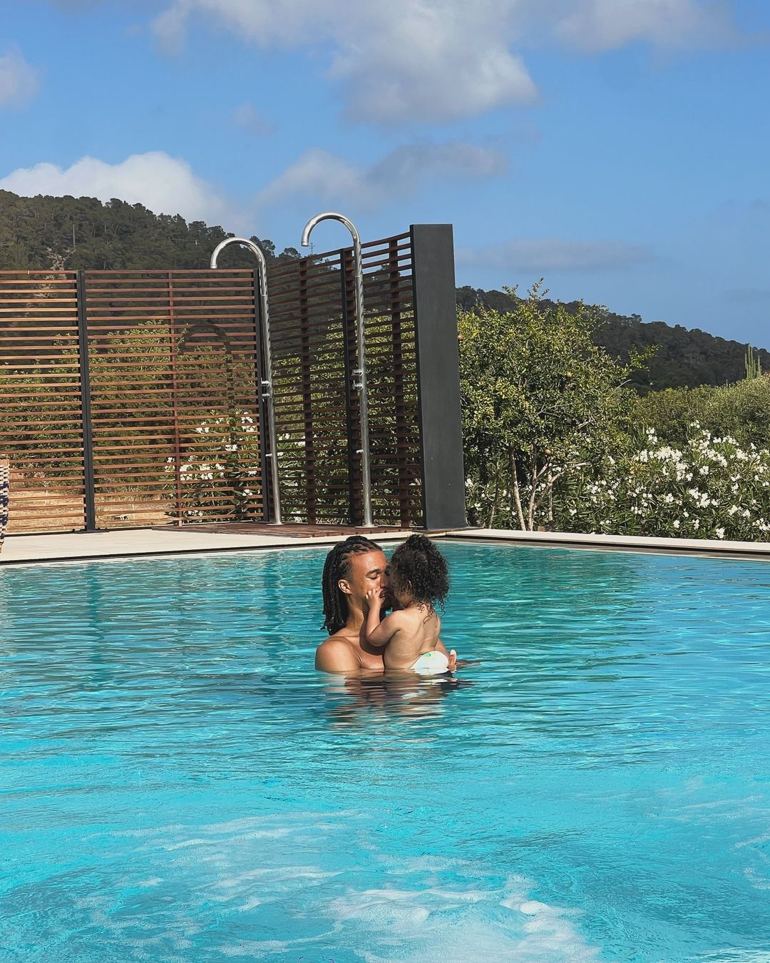 📸 Nathan Aké enjoys a wonderful vacation with his family after finishing EURO 2024 ☀️🏝️